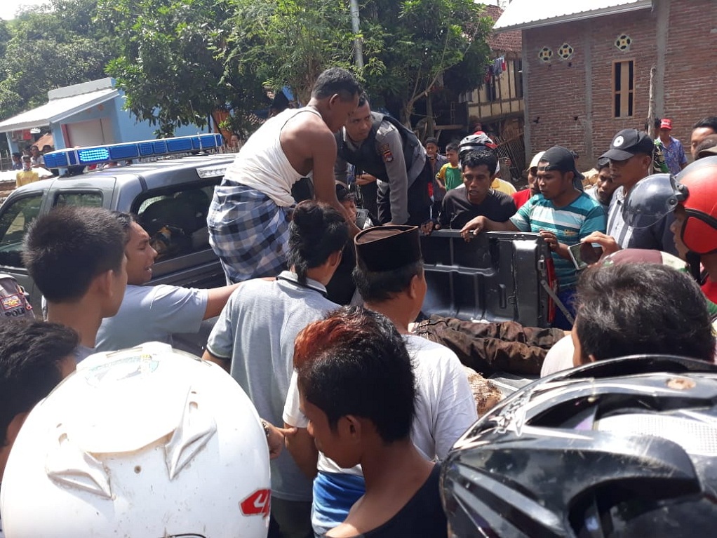 Proses Evakuasi Pelaku Pencurian yang Dikeroyok Massa oleh Aparat Kepolisian.
