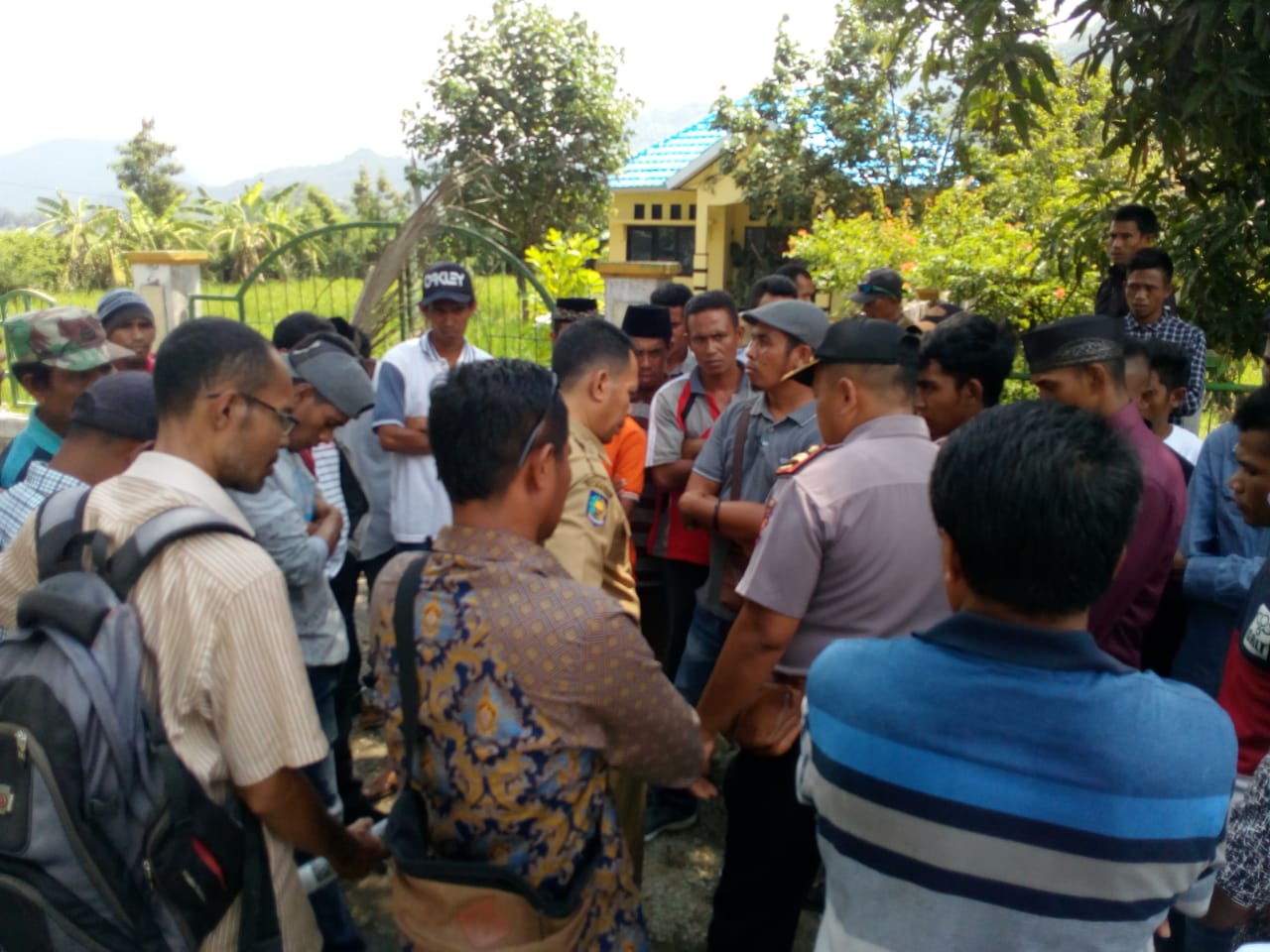 Suasana saat Puluhan Petani Mendatangi UPT Dinas Pertanian Kecamatan Monta.
