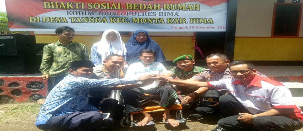 Keluarga Zulkifli Foto Bersama Kapolres Bima dan Muspika.